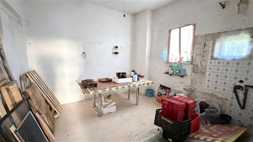 Antico Fabbricato Alle Porte di Putignano, Parzialmente In Pietra e Terreno.